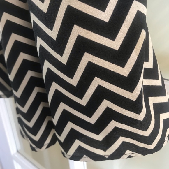 Black & Cream Print Romper. SIZE SMALL - Picture 3 of 5